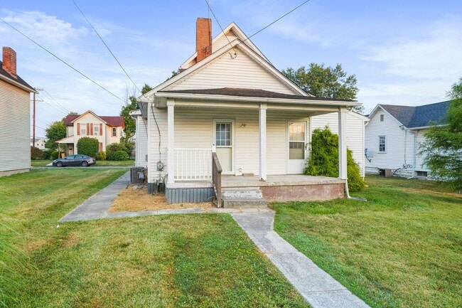 Building Photo - Beautiful Home with Large Two-Car Garage -...