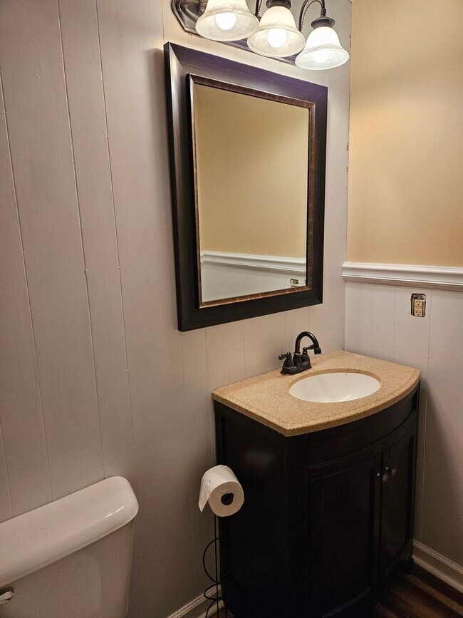 Building Photo - New on Rental Market - 3 bed, 2 bath, full...