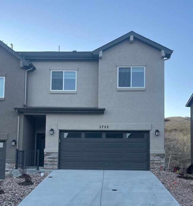 Building Photo - 3 Bed Luxury End Unit Townhome backs to Na...