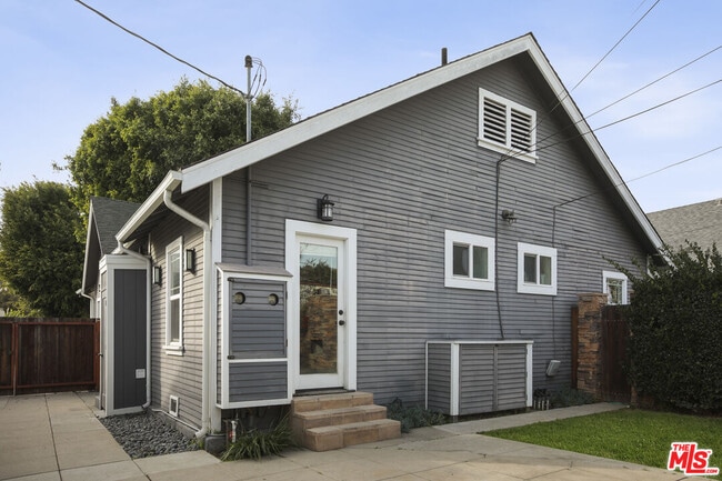 Building Photo - 512 N Windsor Blvd