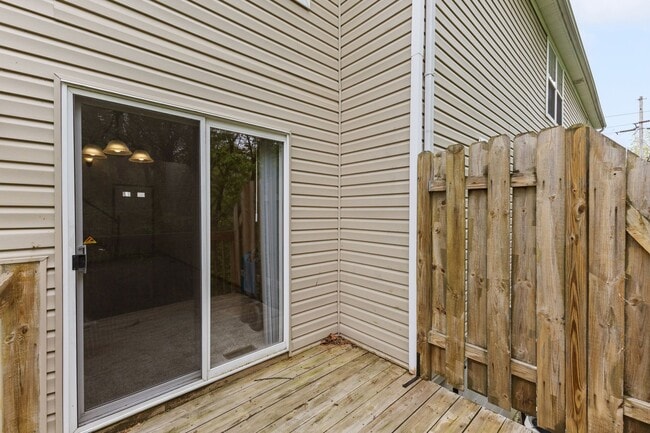 Building Photo - Modern 2-Bed Townhome with Vaulted Master & Private Deck – Prime Columbus Location!