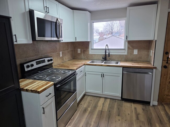 Building Photo - 214 Lobban St