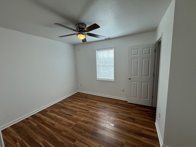 Building Photo - Candler - Two Bedroom Apt Ready for Occupa...