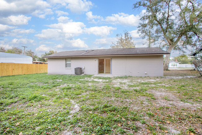 Building Photo - 3/1 in Orange City off Blue Springs Avenue...