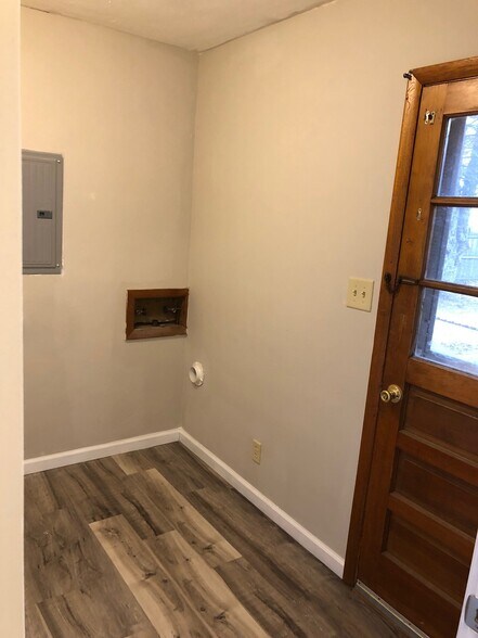 Laundry Room - 916 Lennox St