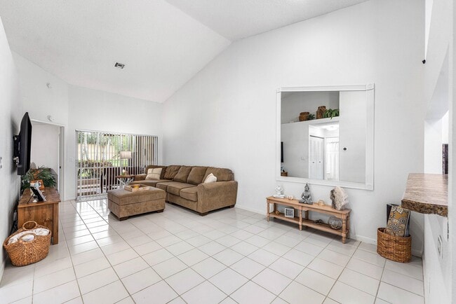 Building Photo - 8084 Summer Shores Dr