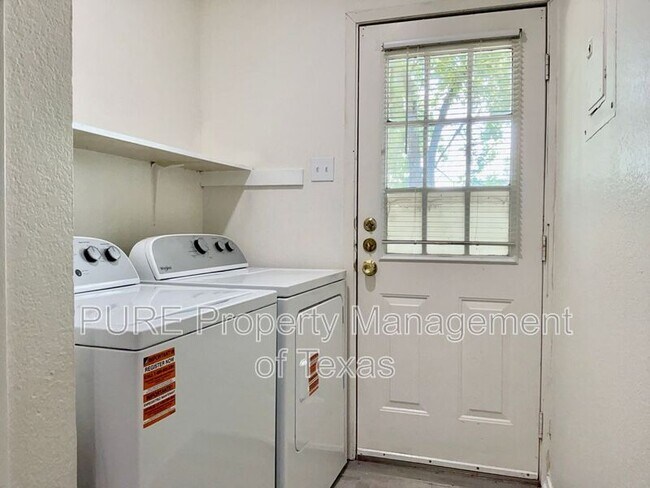 Building Photo - 417-418 Parkhill Cv