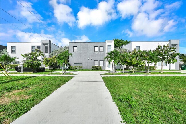 Building Photo - 18750 SW 117th Ave