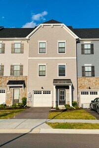 Building Photo - THREE LEVEL TOWN HOUSE IN KELLERTON