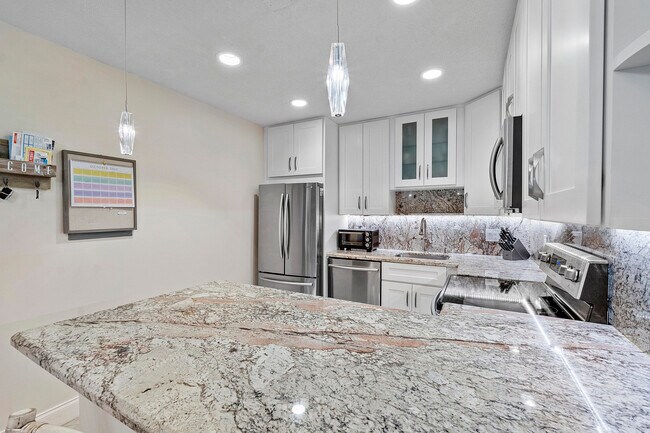 Building Photo - 250 S Ocean Blvd