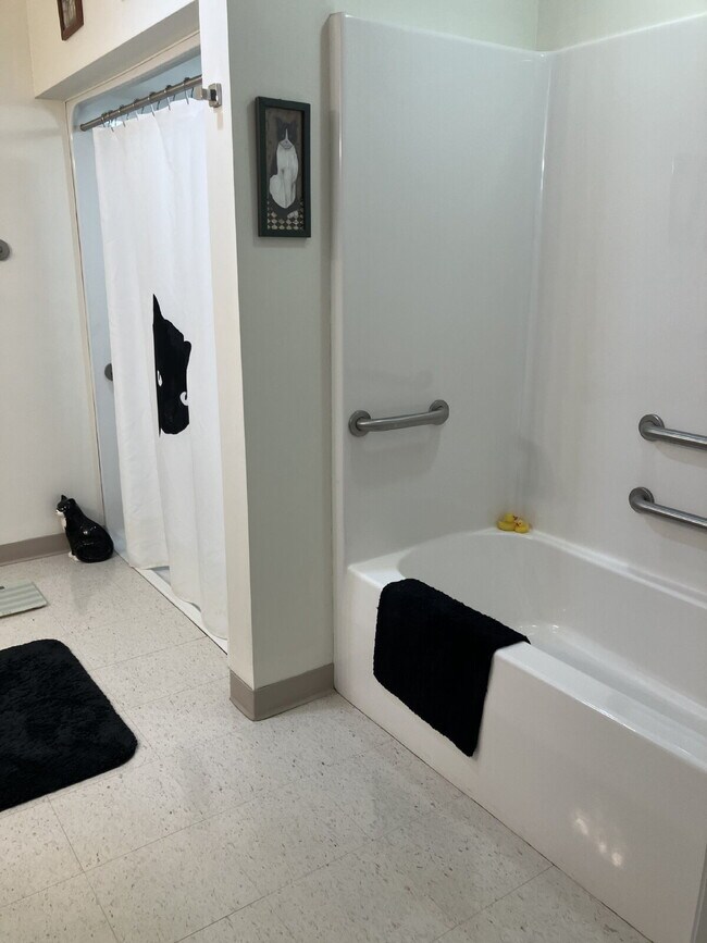 Building Photo - 3 Bedroom/Office 1.5 bath in the Village of Fairport - Available May 2026! $3,050/month