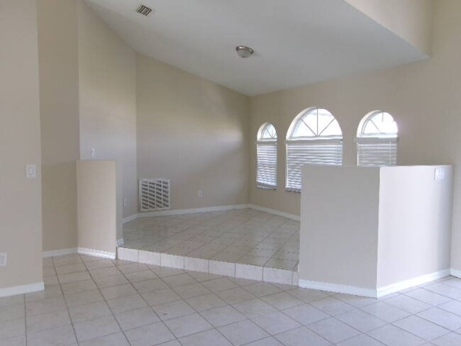 Building Photo - NW Spacious 3/2/2 on Saltwater Canal-Fish ...