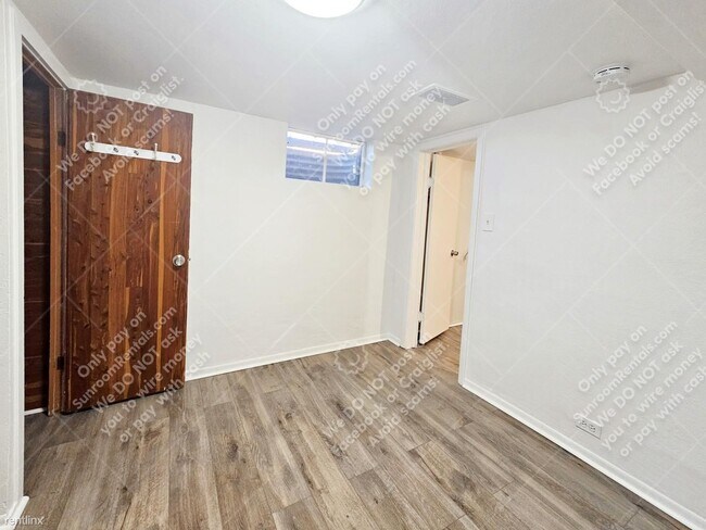 Building Photo - 2 br, 1 bath Duplex - 4300 S Acoma St