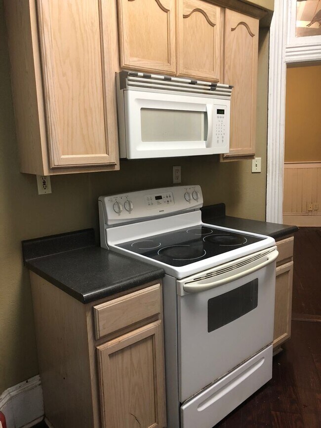 Building Photo - *APPLICATION PENDING!* DOWNTOWN 3 BEDROOM!