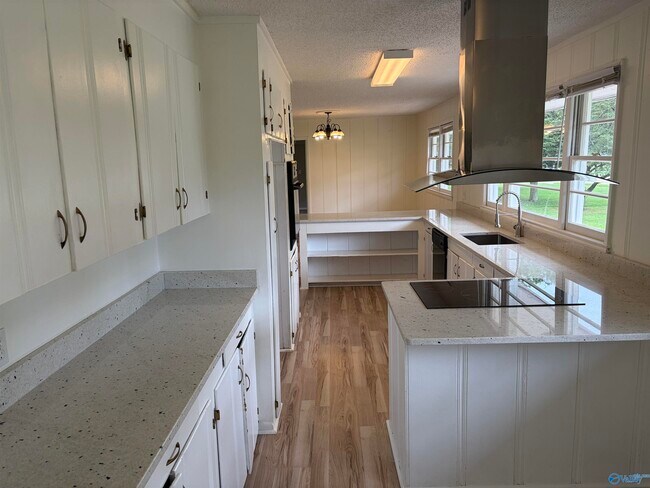 Building Photo - 8009 Whitesburg Dr