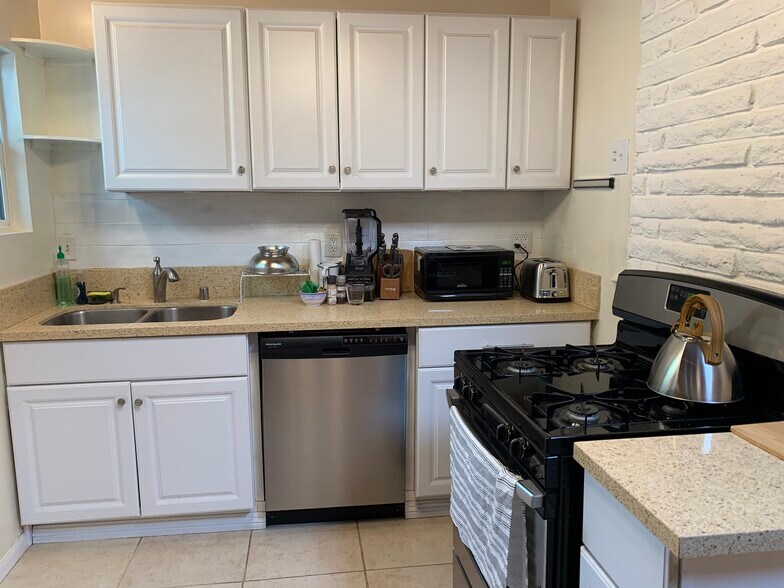 Building Photo - 1430 Manhattan Beach Blvd