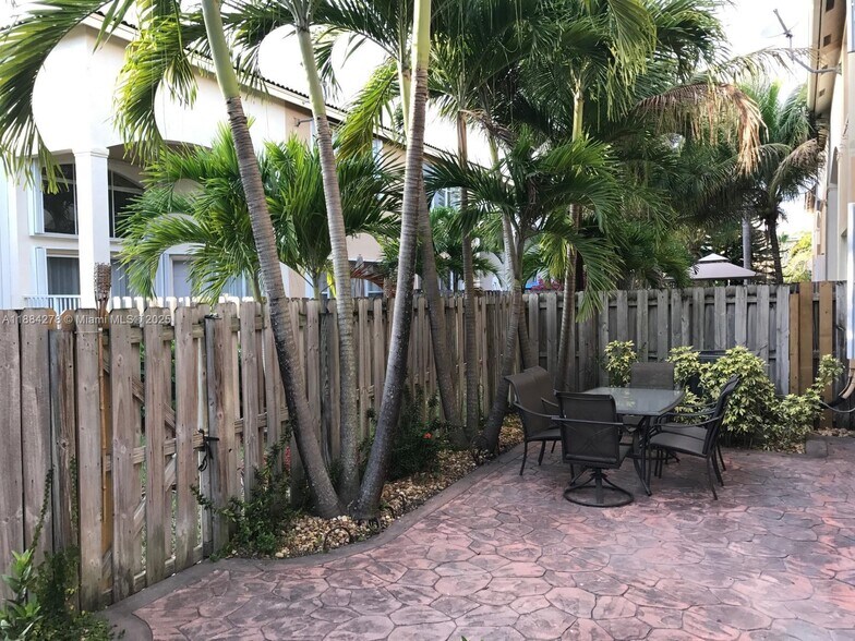 Building Photo - 5500 NW 113th Ct