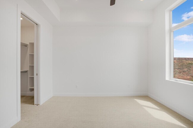 Building Photo - 984 Manen St