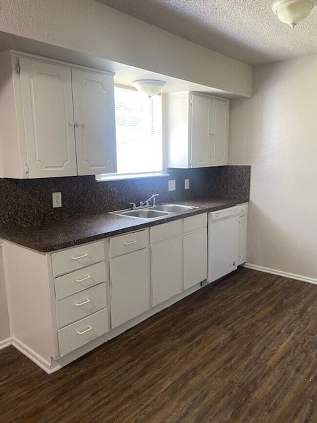 Building Photo - Spacious 5 bedroom Home located in the heart of Burleson!