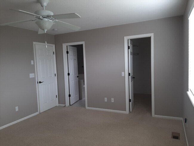 full bath and walk in closet - 14219 Woodrock Path