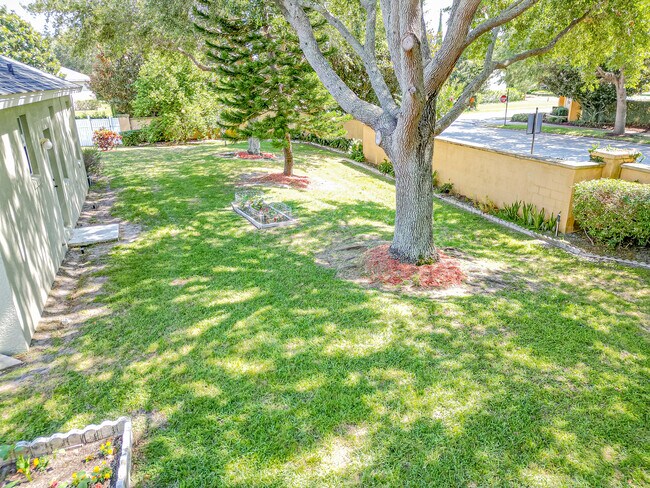 Building Photo - 2500 Azzurra Ln