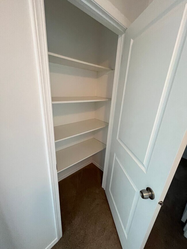 Building Photo - Beautiful Townhouse Available Now! Move In Special offering a $300 Move In Credit!