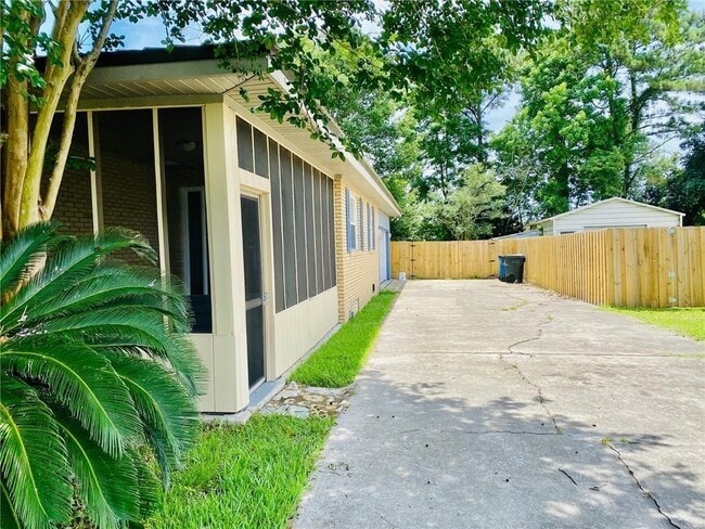 Building Photo - 107 S Lake Dr