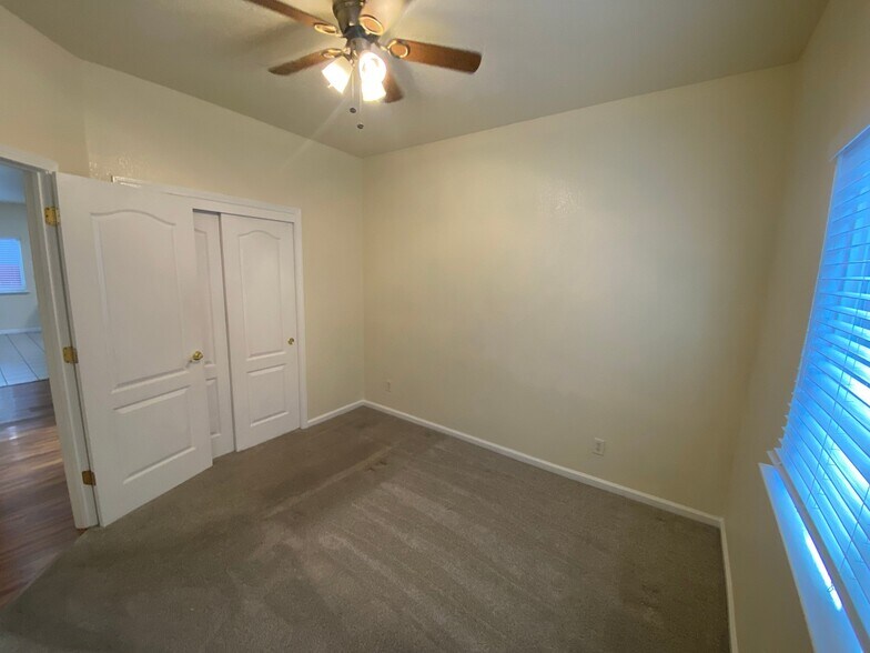 Building Photo - 686 Anna Dr