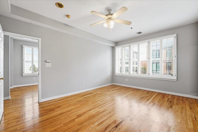 Building Photo - 132 Monroe St