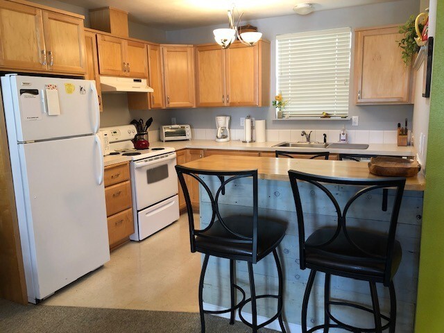 Building Photo - Furnished Condo NW Bend