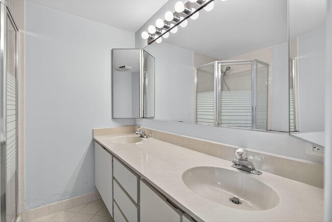 Building Photo - 2814 28th Ct