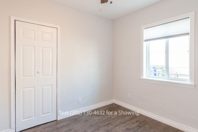 Building Photo - 4 Bedroom, 2 Bath House with Garage