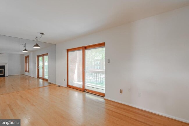 Building Photo - 1809 N Uhle St