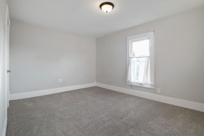 Building Photo - 4 BED/1 BATH IN NEWARK