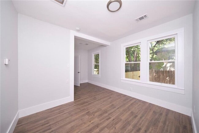 Building Photo - High Class -  Hyde Park Hacienda - Huge 1 Bedroom - New Finish Out - Pet Friendly - Huge Yard - E...