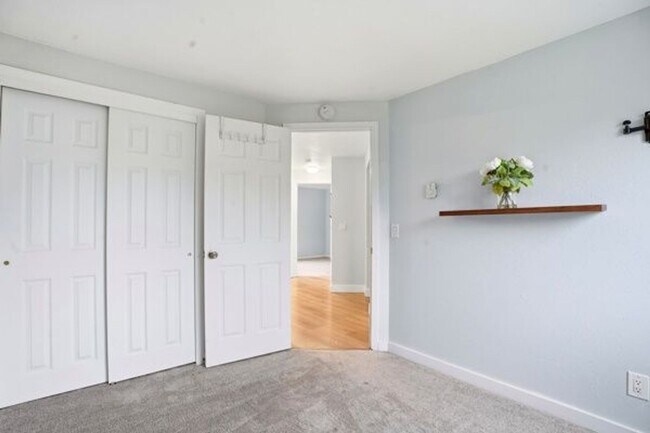 Building Photo - Remodeled-like new! Adorable 2 br 1 bath, great location! Water-sewer-garbage Incl
