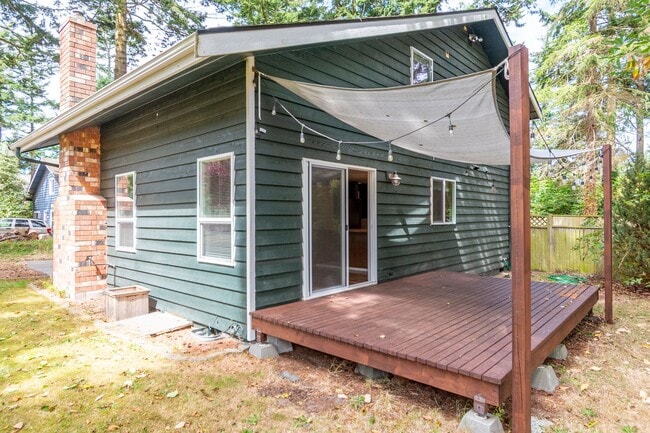 Building Photo - Charming 3 Bed, 2 Bath Home on a Quiet Street