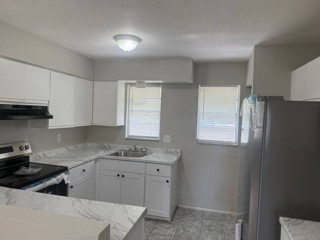 Building Photo - 931 33rd Ave W