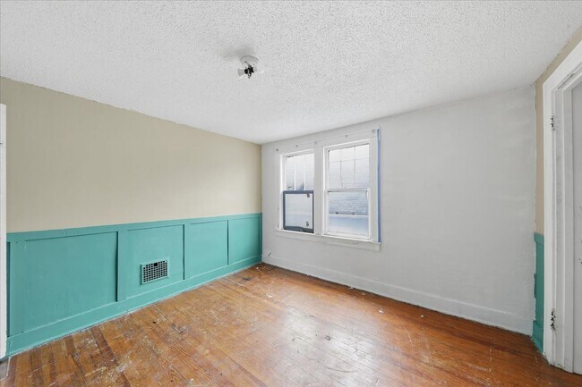 Building Photo - 559 Cortlandt Ave