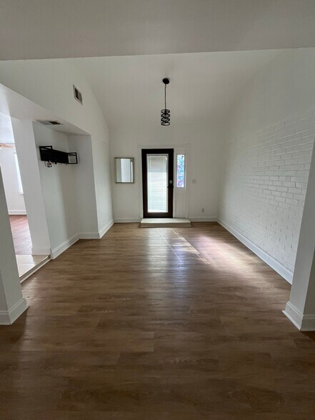 Building Photo - 2701 Hartford Dr