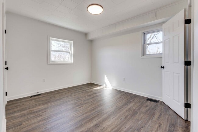 Building Photo - 328 Sweetbriar St