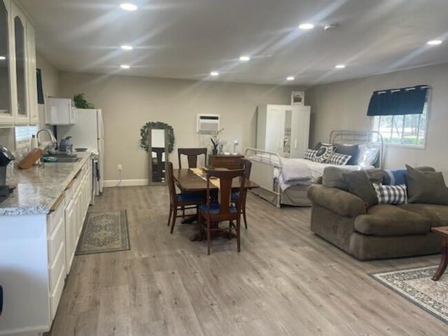 Building Photo - Beautiful Lower Level Studio apartment loc...