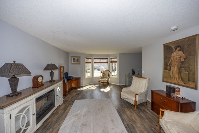 Building Photo - 5 Bedroom home, 2488sf with Central Air. Fenced Yard