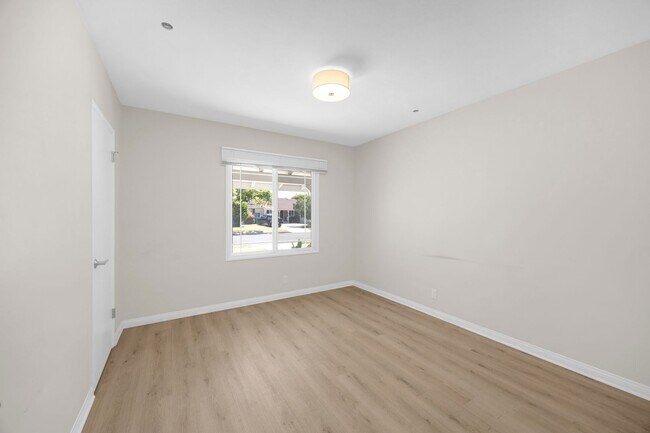 Building Photo - 3 Bedroom and 2 Bathroom Home – Close to C...