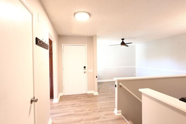 Building Photo - 975 Barbizon Dr