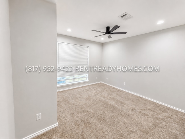 Building Photo - 4901 Lakeside Dr