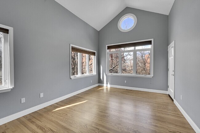 Building Photo - $3,150.00 - 2 Beds, 2.5 Baths, Apartment i...