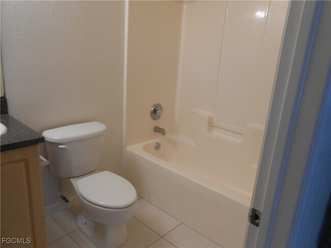 Building Photo - 4944 Golfview Blvd