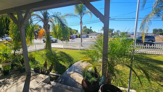 Building Photo - Gorgeous Single Story Home