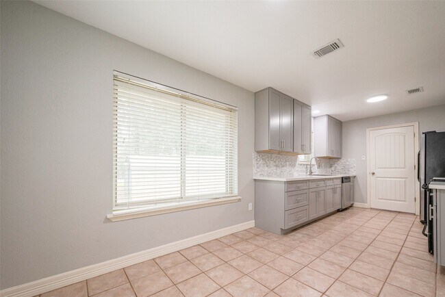 Building Photo - 10190 Dogwood Lp